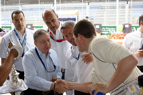 Michel Nykjær (til højre) ønskes tillykke med sin flotte start i WTCC af FIAs præsident, franskmanden Jean Todt.